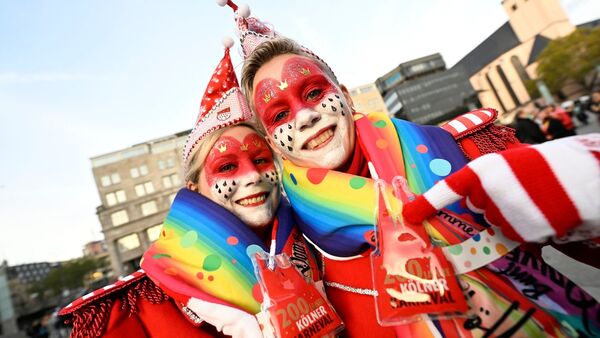 Karnevalisten feiern vor dem Dom in Köln. Soll Karneval Unesco-Kulturerbe werden?, © Roberto Pfeil/dpa