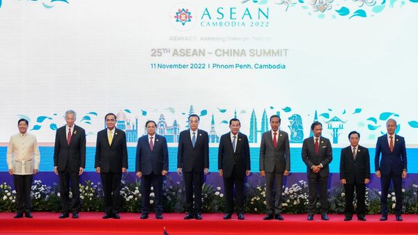Darf beinem Gipfel nicht fehlen: Spitzenpolitiker posieren für ein Gruppenfoto., © Heng Sinith/AP/dpa