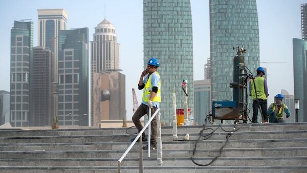 Bauarbeiter arbeiten auf einer Baustelle in Doha (Katar)., © Bernd von Jutrczenka/Deutsche Presse-Agentur GmbH/dpa