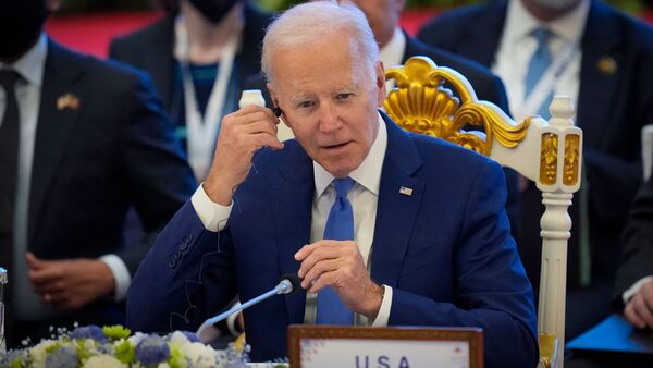 Joe Biden setzt seinen Kopfhörer ein., © Vincent Thian/AP/dpa