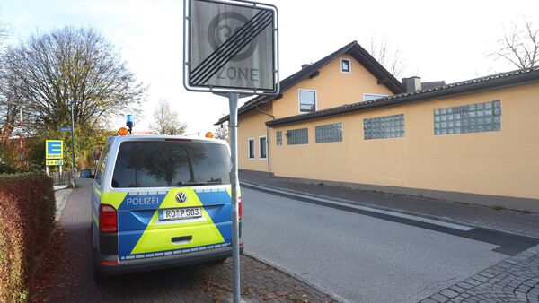 Ein Polizeiauto steht an einer Straße. In Weilheim hat sich eine Bluttat mit vier Toten ereignet., © Karl-Josef Hildenbrand/dpa