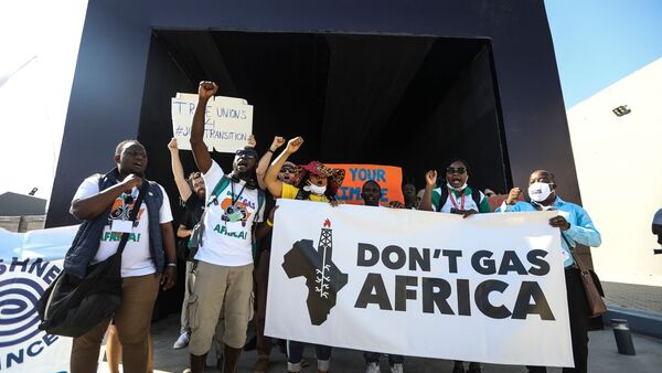 Klimaaktivisten halten in Scharm el Scheich ein Transparent mit der Aufschrift «Don't Gas Africa»., © Gehad Hamdy/dpa