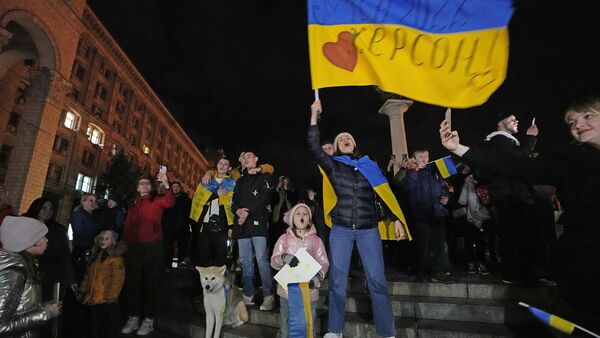 In Kiew feiern Menschen die Nachricht von der Rückkehr ukrainischer Truppen nach  Cherson., © ---/kyodo/dpa