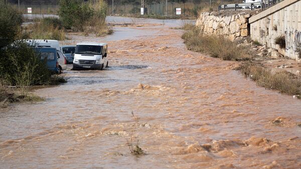 Ein überschwemmter Abschnitt der Ostautobahn in Valencia im Osten Spaniens., © Jorge Gil/EUROPA PRESS/dpa