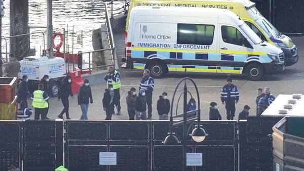 Migranten werden in Dover von der Grenzpolizei empfangen., © Gareth Fuller/PA Wire/dpa