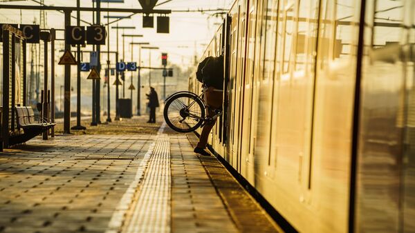 Ein Fahrgast steigt mit seinem Rad in eine S-Bahn., © Andreas Arnold/dpa/Symbolbild