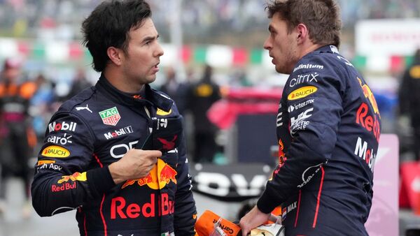 Zweigespräch: Sergio Perez (l) und Max Verstappen., © Eugene Hoshiko/AP/dpa