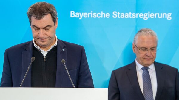 Markus Söder (l, CSU), Ministerpräsident von Bayern, und Joachim Herrmann (CSU), Innenminister von Bayern, nehmen an einer Pressekonferenz teil., © Peter Kneffel/dpa/Archivbild
