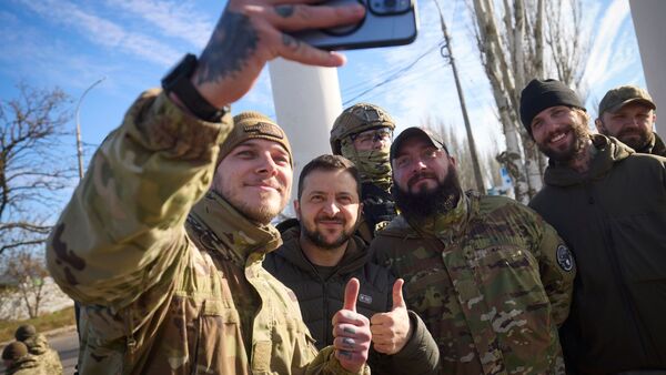 Ukrainische Soldaten machen ein Selfie mit Wolodymyr Selenskyj während seines Besuchs in Cherson., © ---/Ukrainian Presidential Press Office/AP/dpa