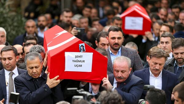 Zwei Opfer des Bombenaschlags werden in Istanbul zu Grabe getragen., © Emrah Gurel/AP/dpa