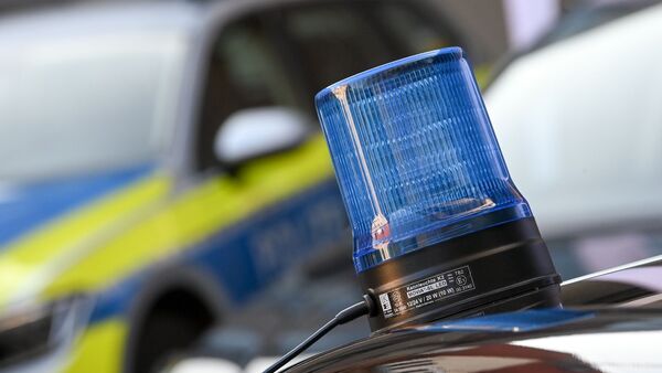 Ein Blaulicht ist auf dem Dach eines Einsatzfahrzeuges der Polizei zu sehen., © Hendrik Schmidt/dpa-Zentralbild/dpa/Symbolbild