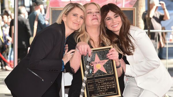 Liz Feldman (l-r), Christina Applegate und Linda Cardellini posieren beim «Walk of Fame» in Hollywood., © Richard Shotwell/Invision/AP/dpa