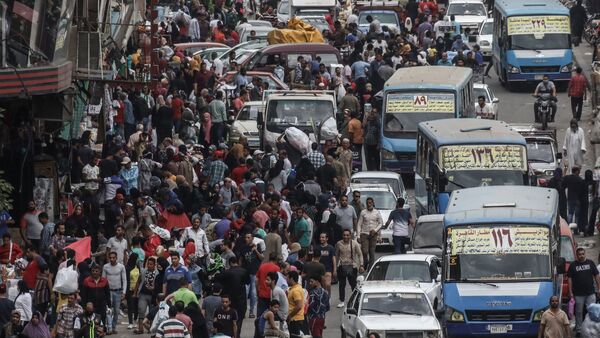 Menschen und Fahrzeuge drängen sich auf dem beliebten Straßenmarkt von Al Ataba in Kairo zur Vorbereitung auf den bevorstehenden muslimischen Feiertag Eid al-Fitr. Ob die Weltbevölkerung tatsächlich genau am 15. November die Acht-Milliarden-Marke knackt, ist doch sehr fraglich., © Gehad Hamdy/dpa