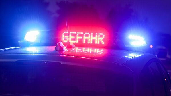 Der Hinweis «Gefahr» leuchtet auf dem Dach eines Einsatzwagens der Polizei., © Jan Woitas/dpa/Symbolbild