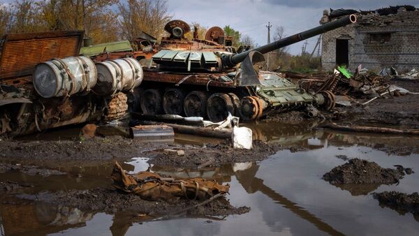 Zerstörte russische Panzer in der Nähe des kürzlich zurückeroberten Dorfes Kamjanka zu sehen., © Efrem Lukatsky/AP/dpa