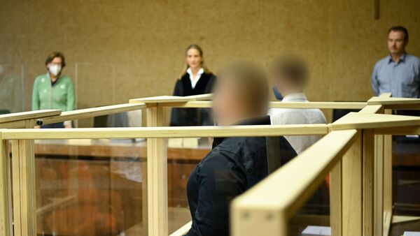 Die beiden Angeklagten (gepixelt) stehen im Gerichtssaal., © Tobias Hase/dpa