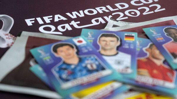 Sticker zur Fußball-Weltmeisterschaft 2022 in Katar auf einem Sammelalbum des Panini-Verlags., © Marijan Murat/dpa