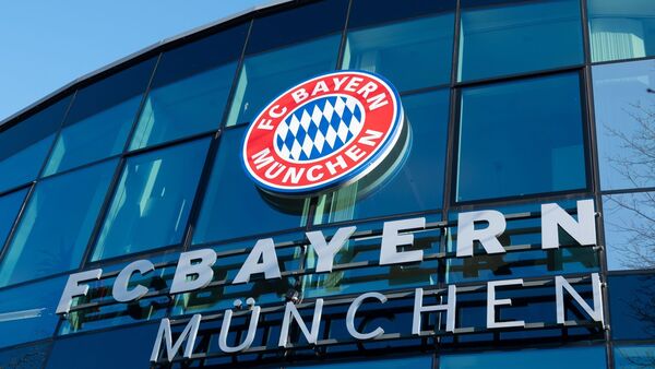 Blick auf das Logo des FC Bayern an einem Vereinsgebäude an der Säbener Straße., © Jann Philip Gronenberg/dpa/Archivbild