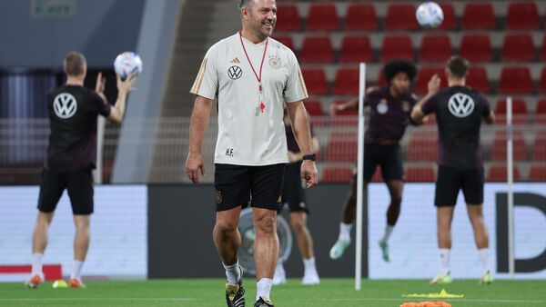 Bundestrainer Hansi Flick wird seine WM-Startelf gegen den Oman wohl nicht aufs Feld schicken., © Christian Charisius/dpa