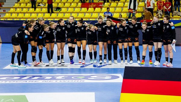 Die deutschen Spielerinnen vor dem Spiel gegen Frankreich., © Kolektiff Images/dpa