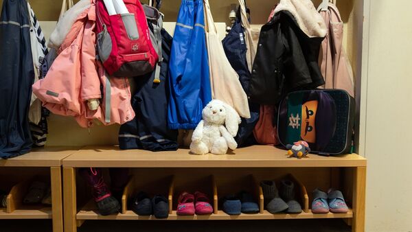 In der Garderobe in einer Kindertagesstätte (Kita) hängen Kinderjacken., © Friso Gentsch/dpa