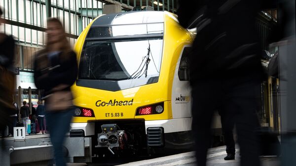 Ein Zug des Bahnunternehmens Go-Ahead steht am Stuttgarter Hauptbahnhof., © Fabian Sommer/dpa/Archivbild
