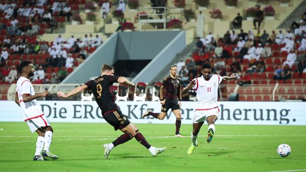 Niclas Füllkrug (r) erzielt das Tor zum 1:0 gegen Oman., © Christian Charisius/dpa