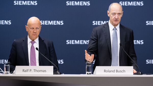 Ralf P. Thomas (l), Finanzvorstand der Siemens AG, und Roland Busch, Vorstandsvorsitzender der Siemens AG., © Sven Hoppe/dpa