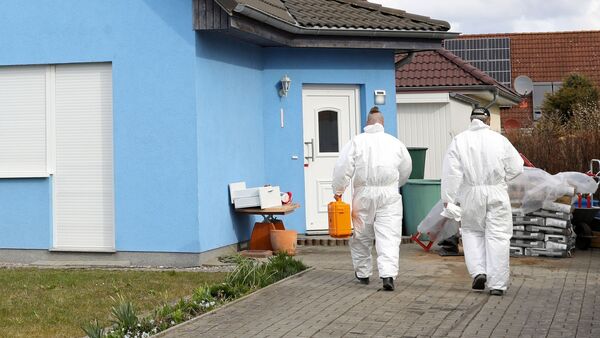 Mitarbeiter der Kriminaltechnik gehen in das  Haus in Rövershagen, in dem drei Menschen getötet worden sein sollen., © Bernd Wüstneck/dpa