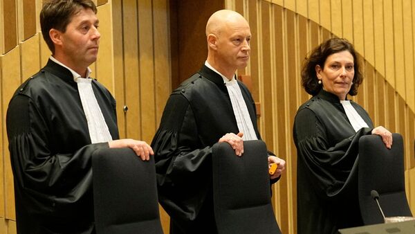 Der Vorsitzende Richter Hendrik Steenhuis (M) vor der Urteilsverkündung., © Phil Nijhuis/AP/dpa