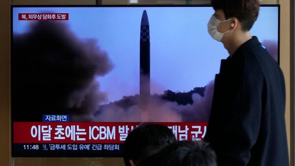 Ein Mann geht in Seoul an einem Monitor vorbei, auf dem eine Nachrichtensendung mit einem Archivbild über den neusten Raketentest Nordkoreas übertragen wird., © Ahn Young-Joon/AP/dpa