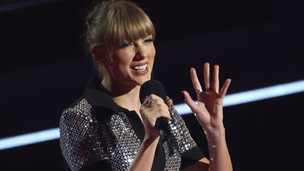 Taylor Swift freut sich über eine Auszeichnung bei der Verleihung der MTV Europe Music Awards in Düsseldorf., © Rolf Vennenbernd/dpa
