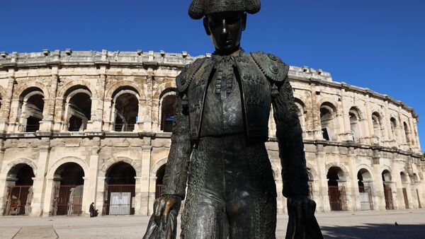 Die Statue des französischen Matadors Christian Montcouquiol, bekannt als "Nimeno II", vor den Arena in Nîmes., © Pascal Guyot/AFP/dpa