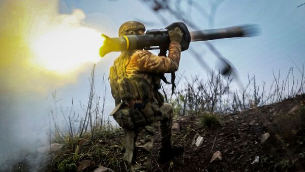 Ein ukrainischer Soldat feuert eine Panzerabwehrrakete an einem ungenannten Ort in der Region Donezk., © Roman Chop/AP/dpa