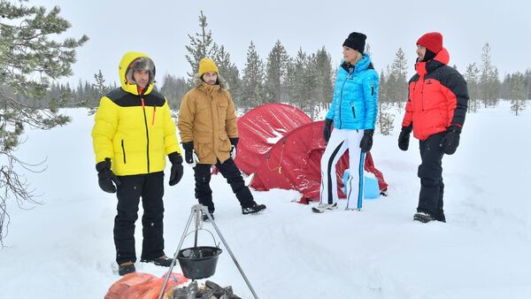 «Das Traumschiff – Lappland»: Nach ihrem Unfall eilt Pekka Nielson (Maria Höfl-Riesch, 2.v.r.) Freunden zur Hilfe im Schnee., © Dirk Bartling/ZDF/dpa