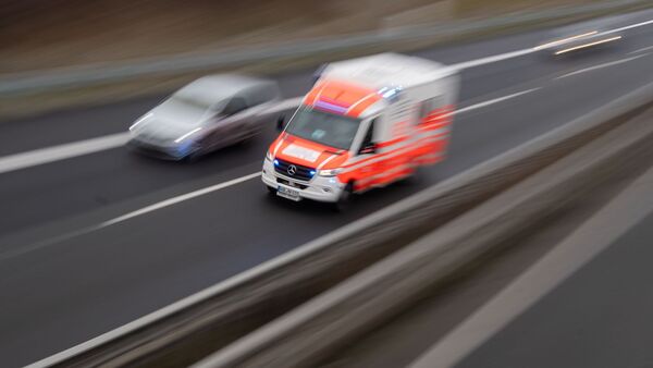 Ein Rettungswagen fährt über eine Autobahn., © Julian Stratenschulte/dpa/Symbolbild
