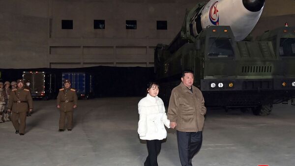 Nordkoreas Machthaber Kim Jong-un zeigt sich erstmals in Begleitung seiner Tochter., © -/KCNA/dpa