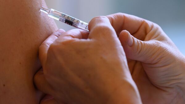 Eine Ärztin impft eine Frau gegen die Grippe., © Robert Michael/dpa-Zentralbild/dpa/Symbolbild
