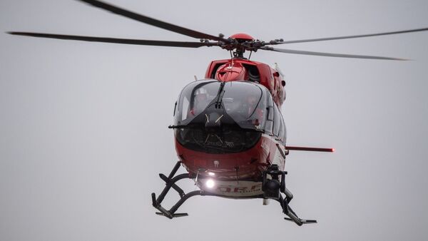 Ein Rettungshubschrauber fliegt über den Flugplatz eines Krankenhauses., © Stefan Sauer/dpa/Symbolbild