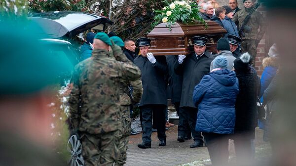 Wenige Tage nach dem Raketeneinschlag im Grenzgebiet zur Ukraine wird eines der beiden Todesopfer im ostpolnischen Przewodow zu Grabe getragen., © ---/AP/dpa
