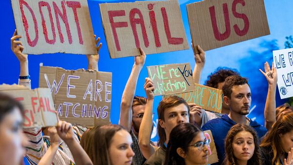 «Enttäuscht uns nicht»: Junge Demonstrantinnen und Demonstranten auf dem UN-Klimagipfel erwarten Ergebnisse., © Christophe Gateau/dpa