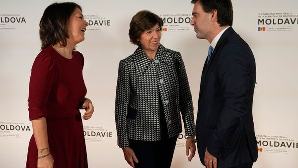 Bundesaußenministerin Annalena Baerbock (l) trifft in Paris ihre französische Amtskollegin Catherine Colonna und ihren moldauischen Amtskollegen Nicu Popescu., © Michel Euler/AP/dpa