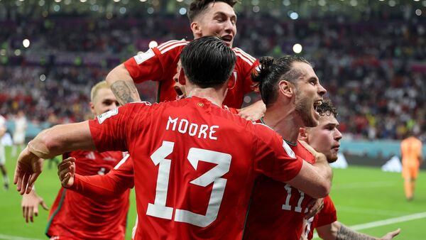 Die Waliser feiern das 1:1 durch Gareth Bale per Elfmeter gegen die USA., © Pan Yulong/XinHua/dpa