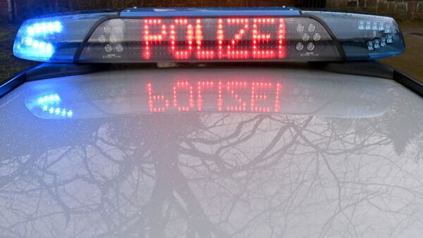 Die Schriftzug «Polizei» leuchtet auf dem Dach eines Streifenwagens der Polizei., © Carsten Rehder/dpa/Symbolbild