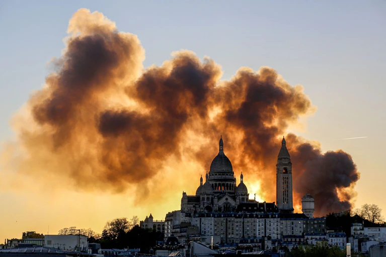 Nach Angaben der Polizei ist keiner der Beschäftigten bei dem Brand in einem Recyclingunternehmen in Paris verletzt worden. — © Idhir Baha/AFP/dpa